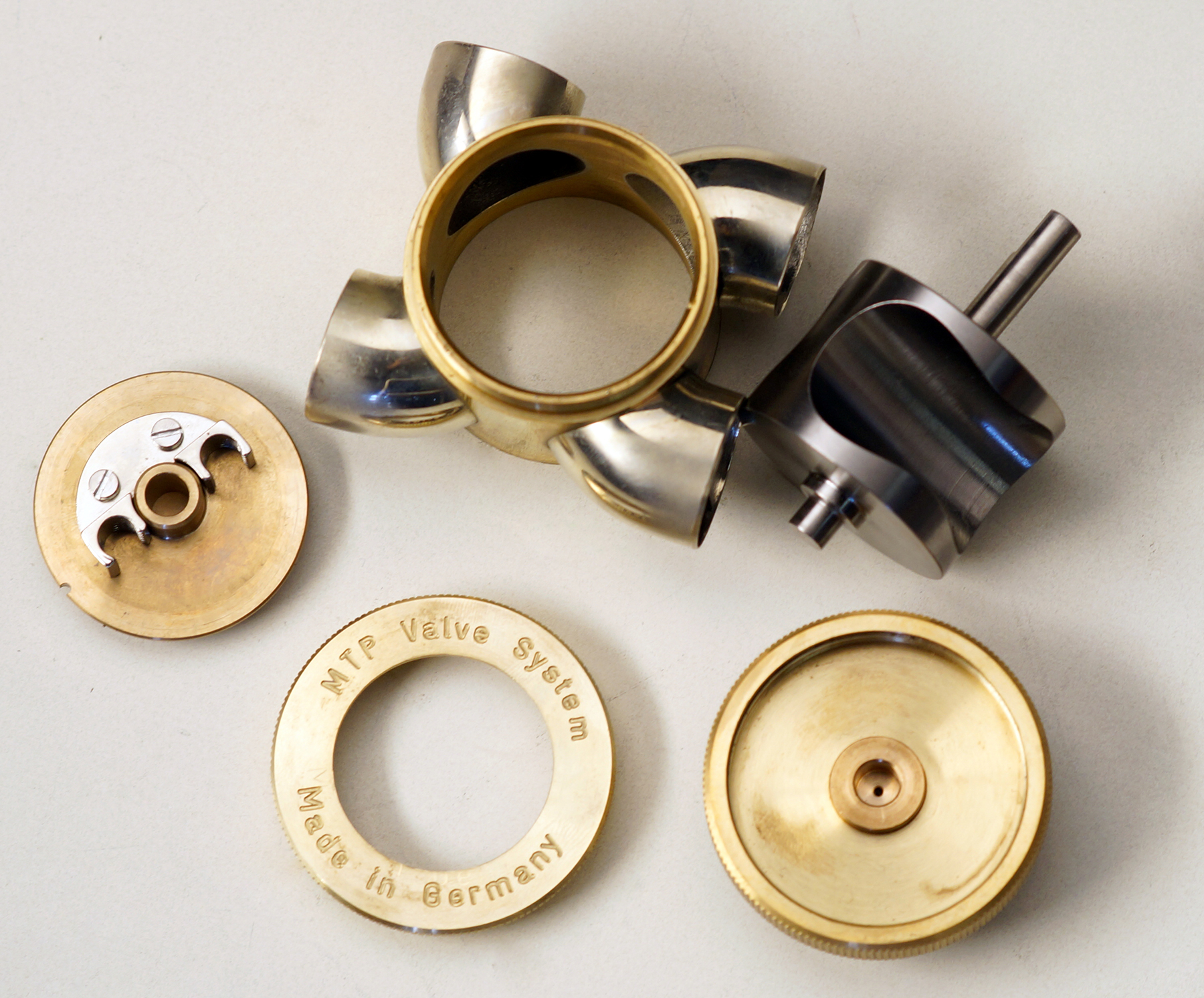 Zerlegtes MTP-Titanventil mit Gravur „MTP Valve System – Made in Germany