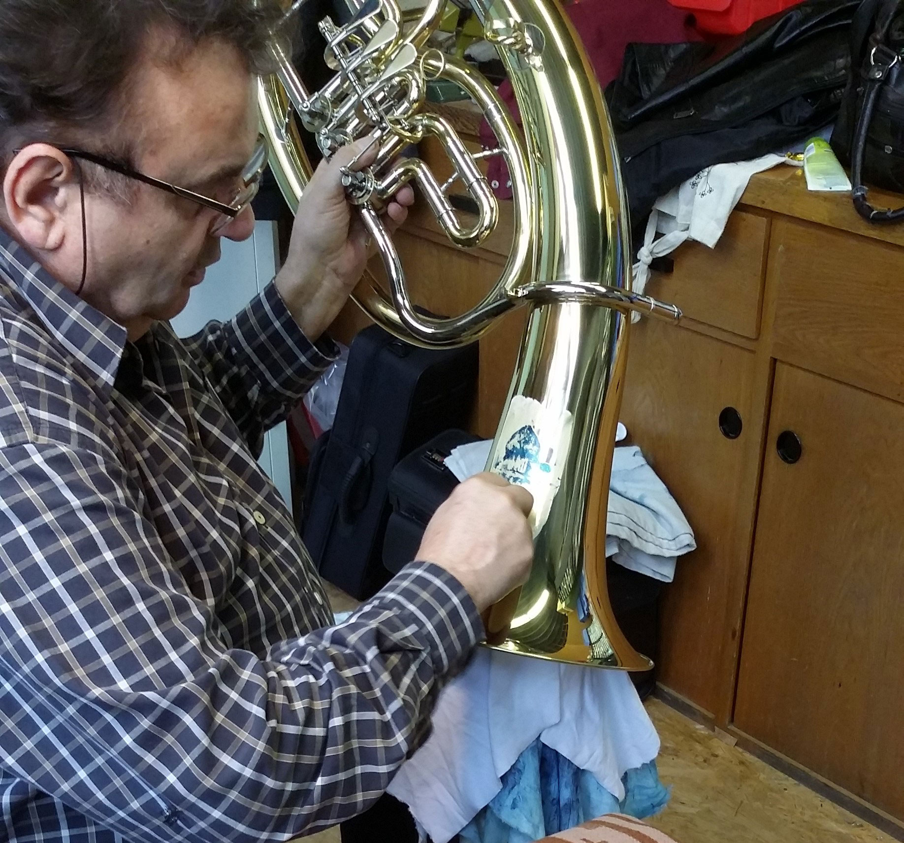 Handgravur an einem Blechblasinstrument in der MTP-Manufaktur