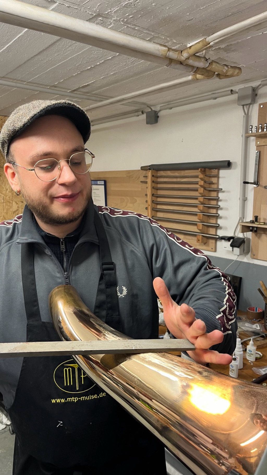 MTP-Techniker bei der Reparatur eines Brass-Instruments in der eigenen Werkstatt