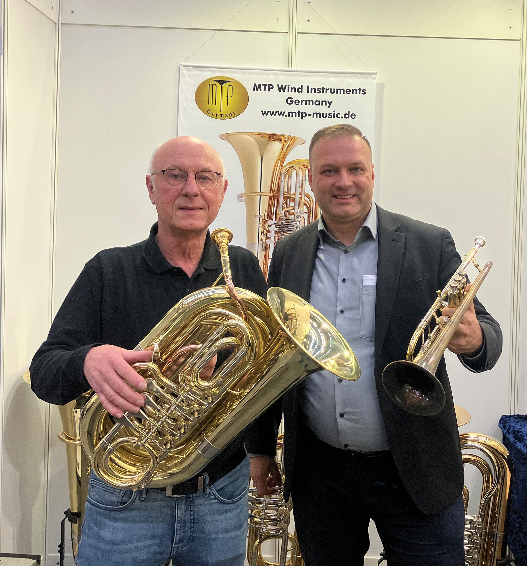 Roland Ekle (links), Gründer von MTP, mit Valdis auf einer Messe